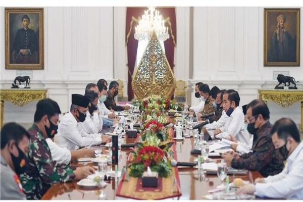 Presiden Joko Widodo pimpin rapat kabinet terbatas soal percepatan penanganan dampak pandemi covid-19 di Istana Merdeka, Jakarta, kemarin
