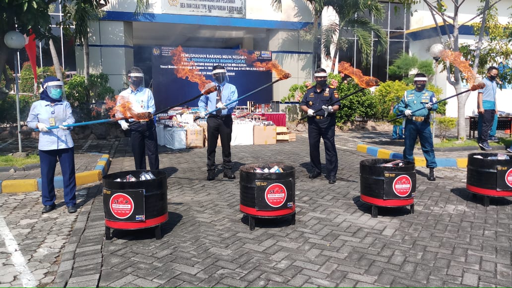 Pemusnahan rokol ilegal dan minuman beralkohol secara simbolis oleh Bea Cukai Sidoarjo (17/6/2020)