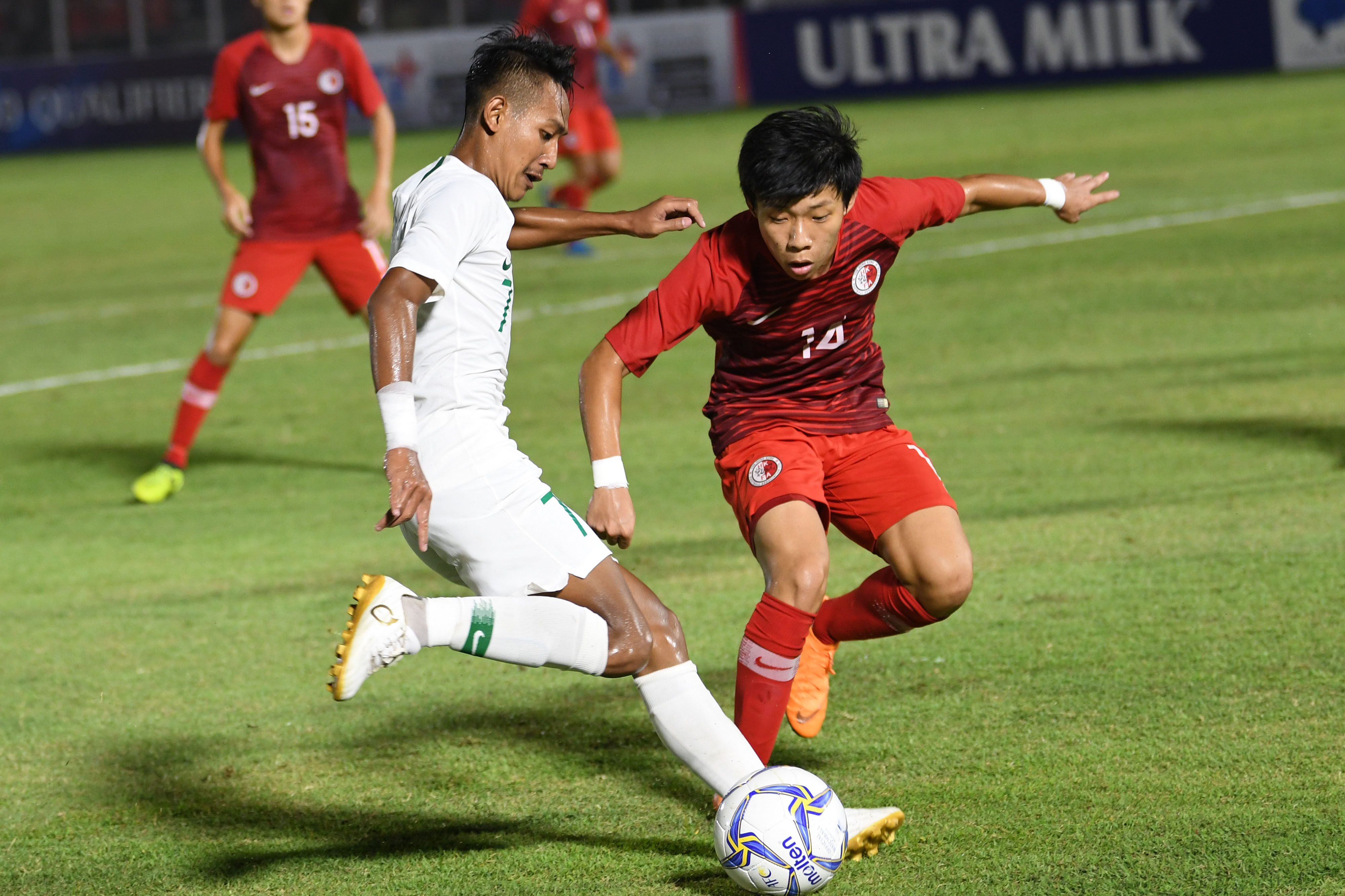 Pemain Indonesia U-19, Beckham Putra, berebut bola dengan pemain Hong Kong U-19, Cheng Chun Wang.