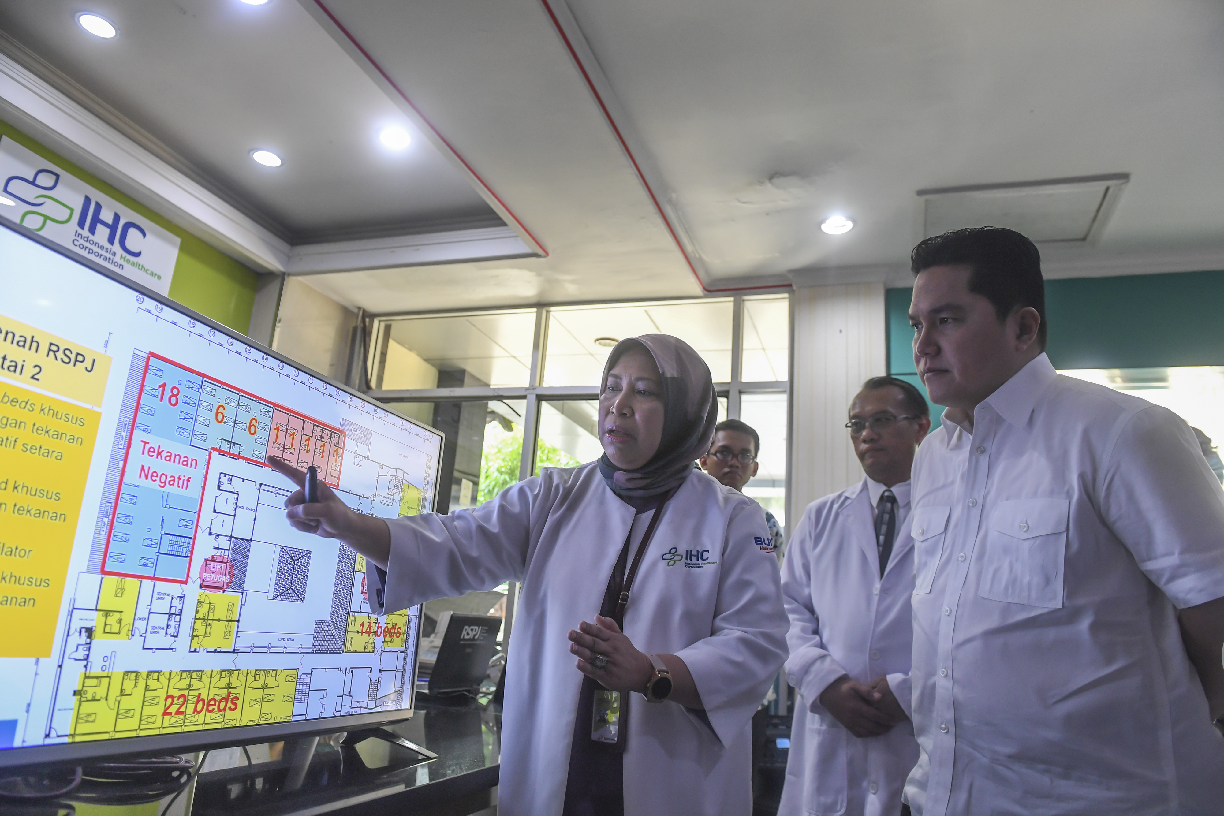  Menteri BUMN Erick Thohir (kanan) mendengarkan paparan dari Direktur Utama IHC Dr. Fatheema Djan Rachmat.