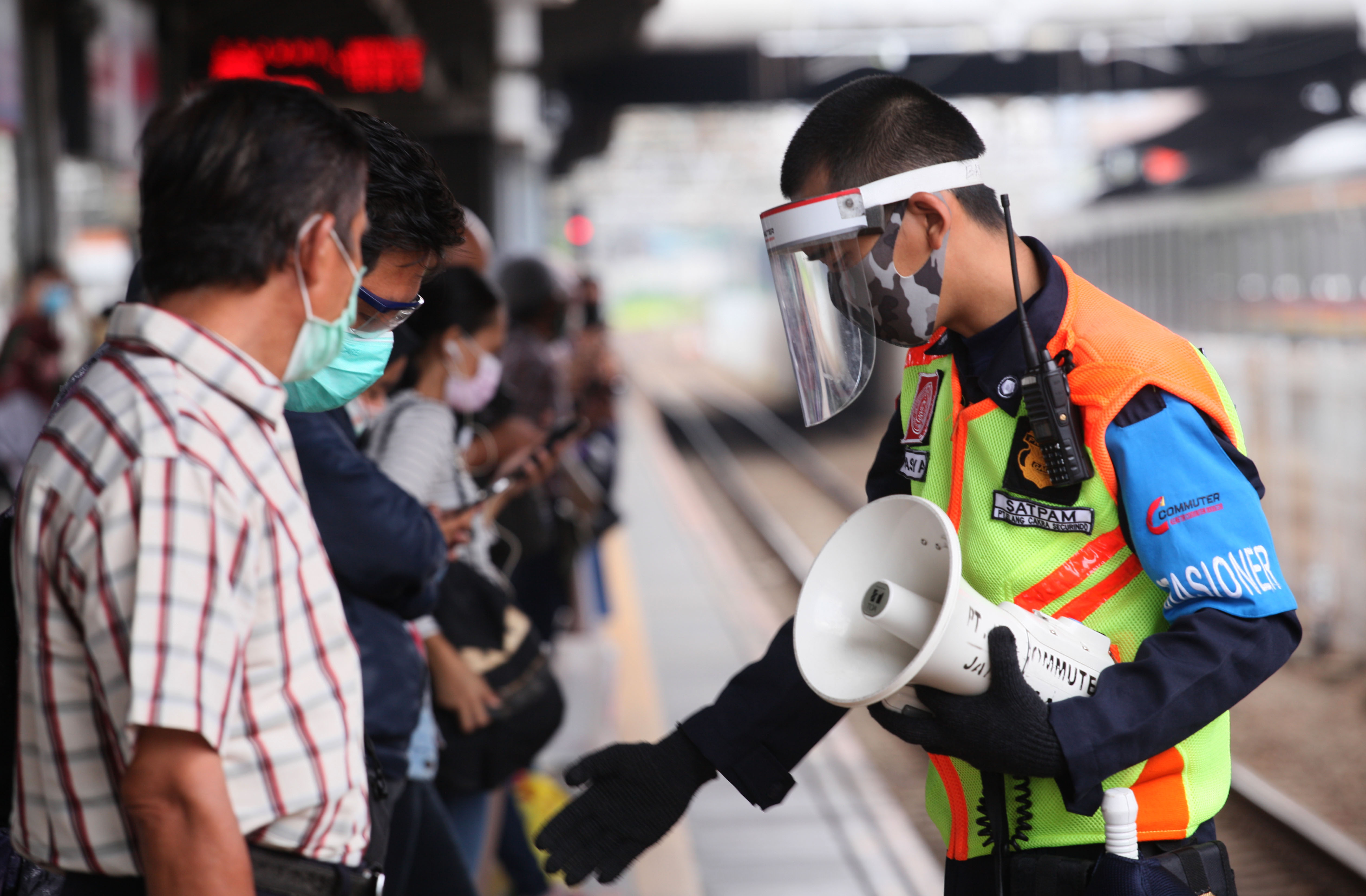 Petugas mengatur penumpang di Stasiun Tanah Abang (8/6/2020)