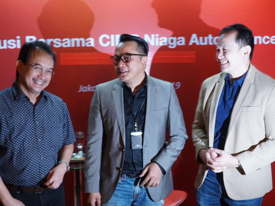 Presiden Direktur CIMB Niaga Auto Finance Ristiawan Suherman (tengah) 