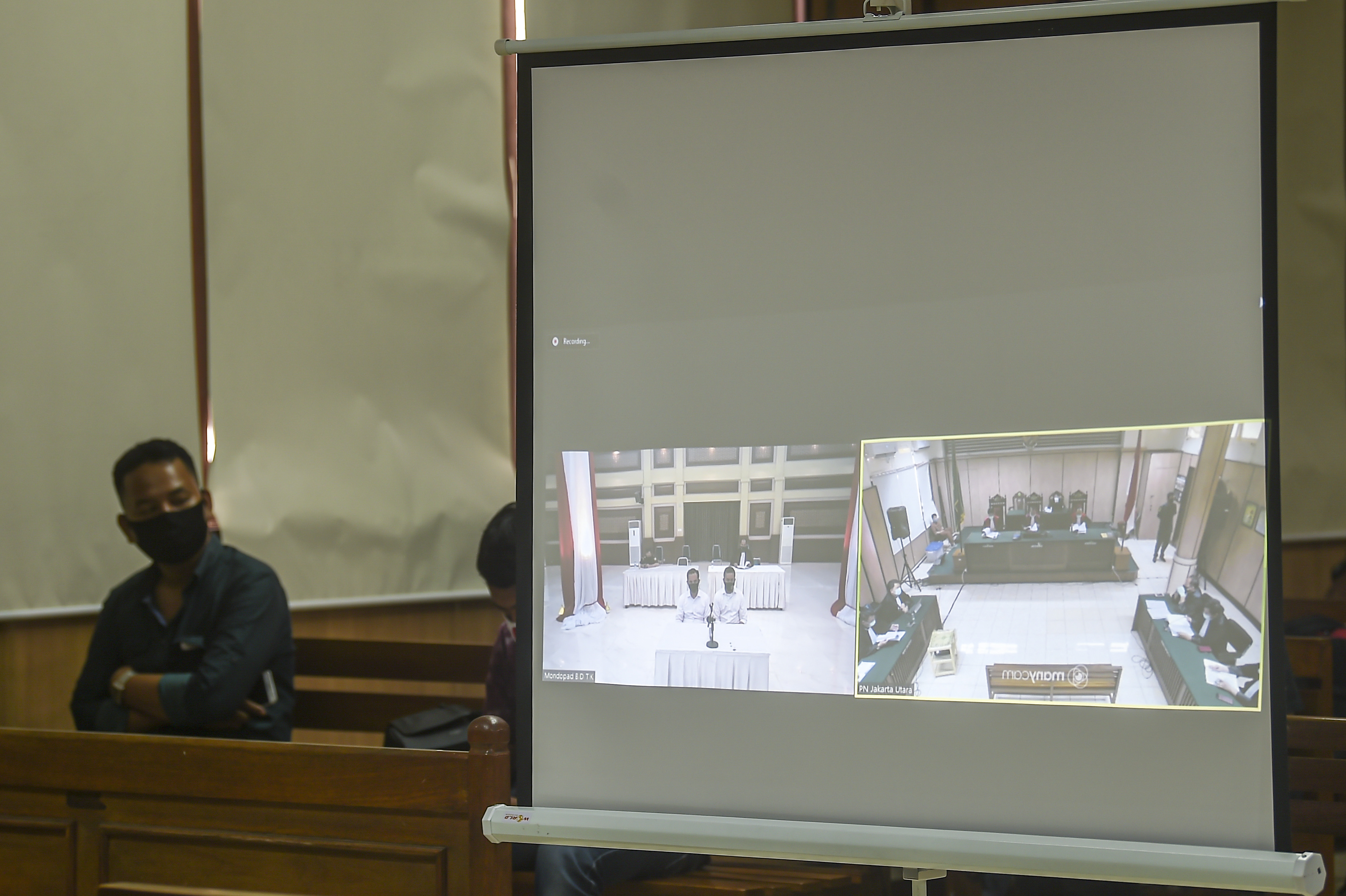 Suasana sidang tuntutan kasus penyiraman air keras terhadap penyidik KPK Novel Baswedan dengan terdakwa Ronny Bugis & Rahmat Kadir Mahulette