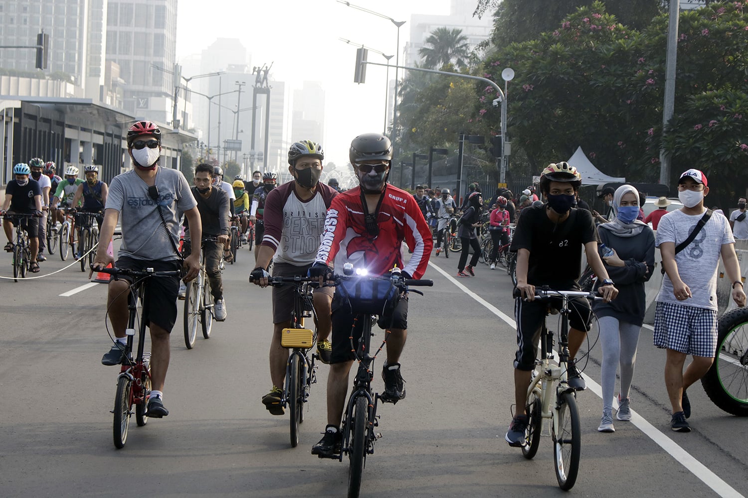 Warga Jakarta bersepeda di jalan protokol, Minggu (14/6)