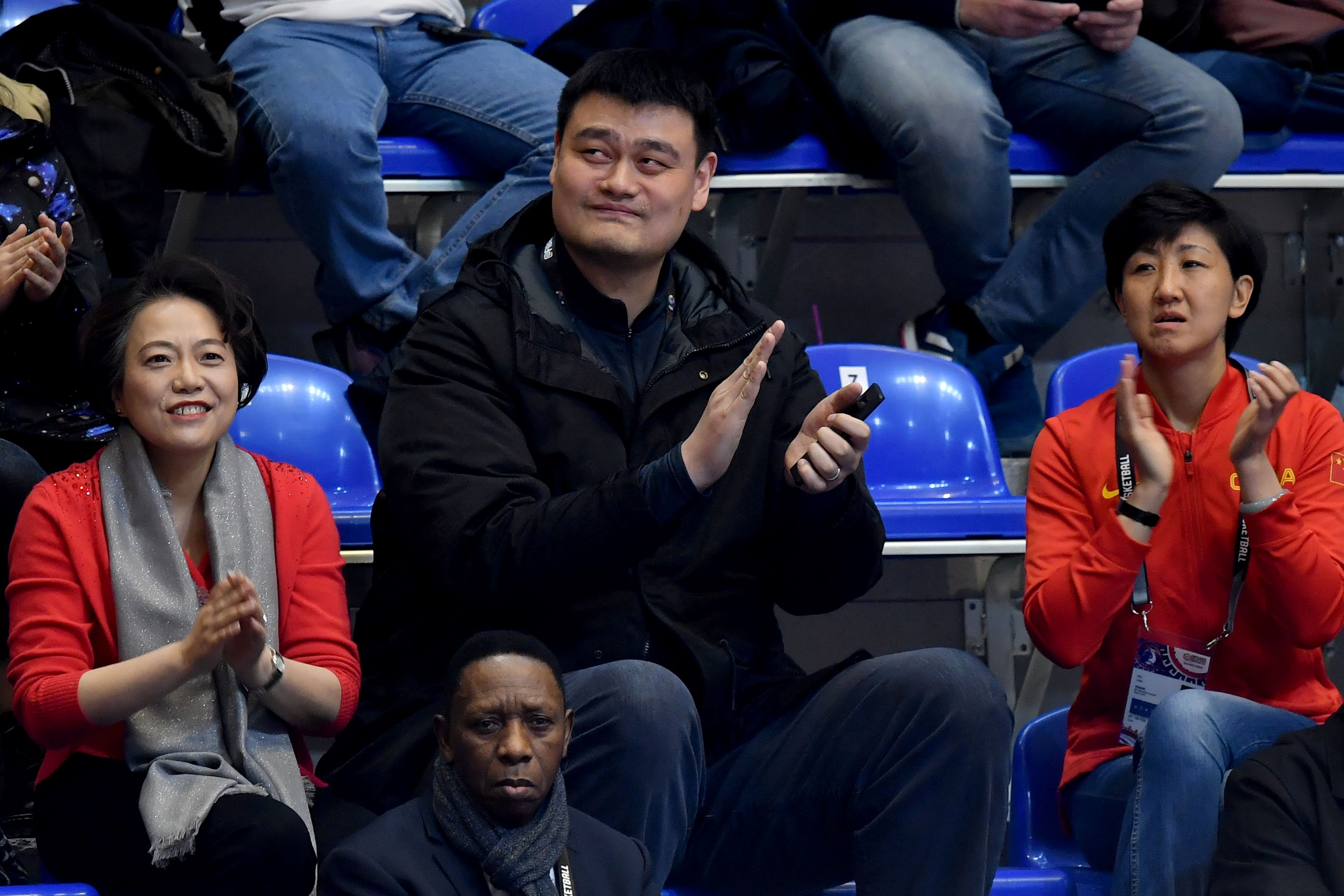 Yao Ming saat menonton pertandingan FIBA Women's Olympic Qualifying Tournament Tiongkok vs Inggris di Belgrader, 6/2/2020