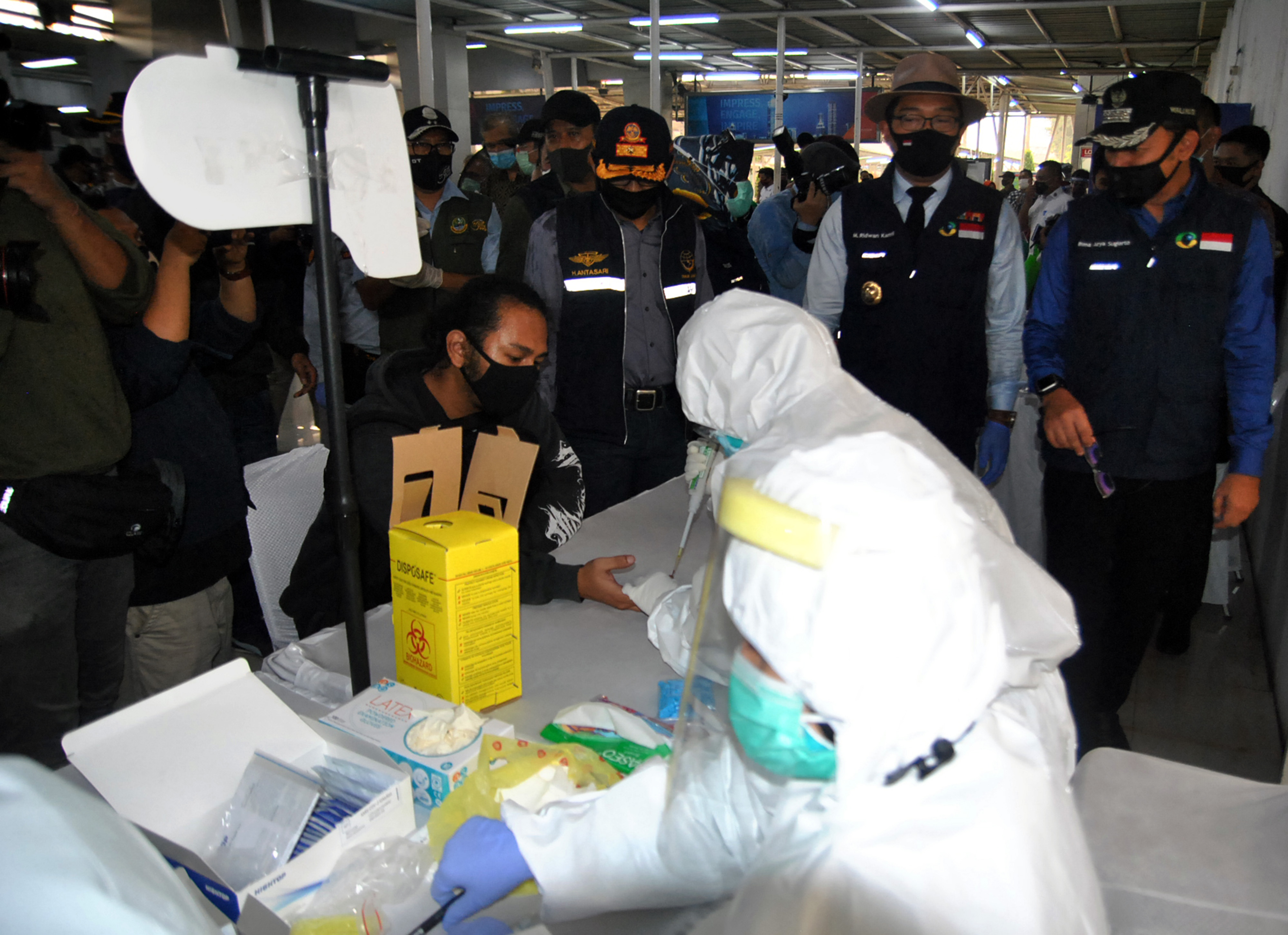 Gubernur Jwa Barat Ridwan Kamil dan Wali Kota bogro Bima Arya memantau rapid test di Stasiun Bogor