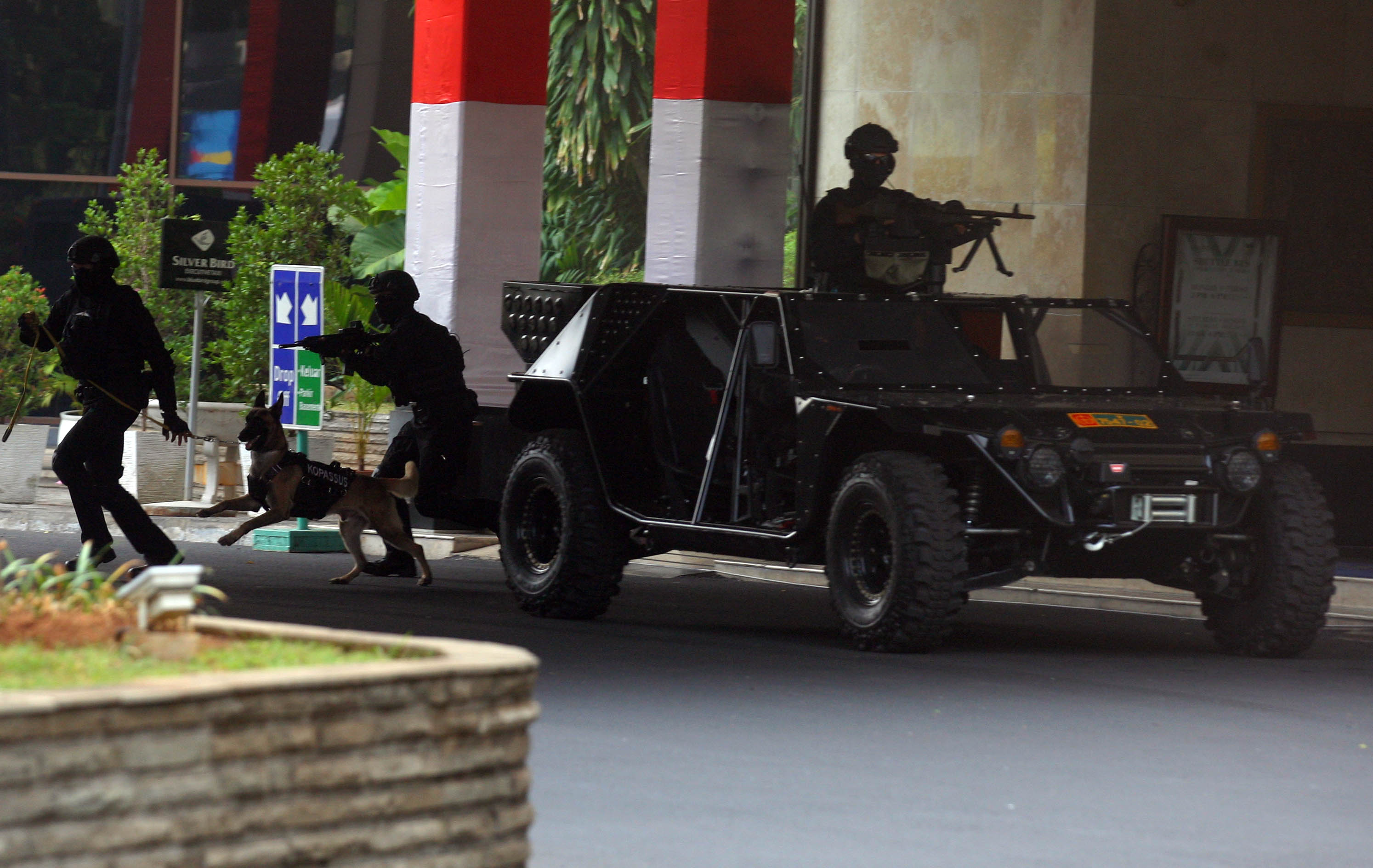 Satuan Penanggulangan Teror (Sat Gultor) TNI berusaha membebaskan sandra saat simulasi penanggulangan aksi terorisme