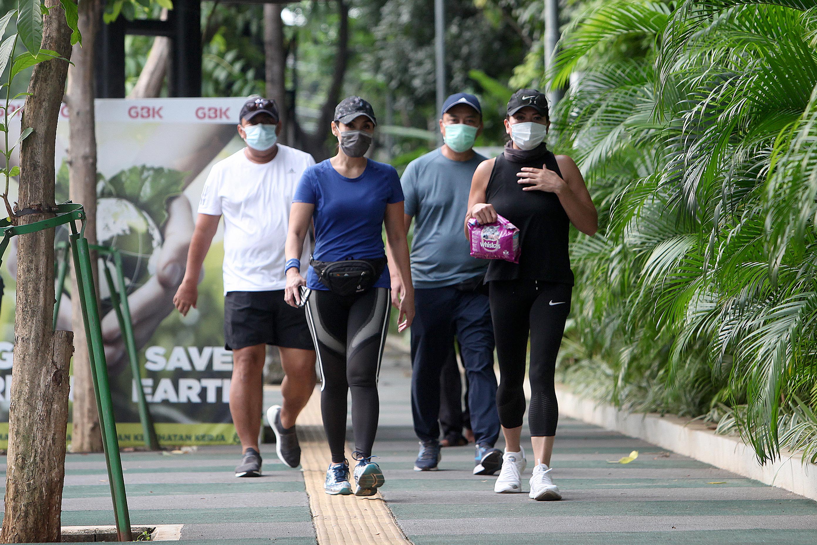 Warga Jakarta sedang berolahraga di GBK (1/6/2020)