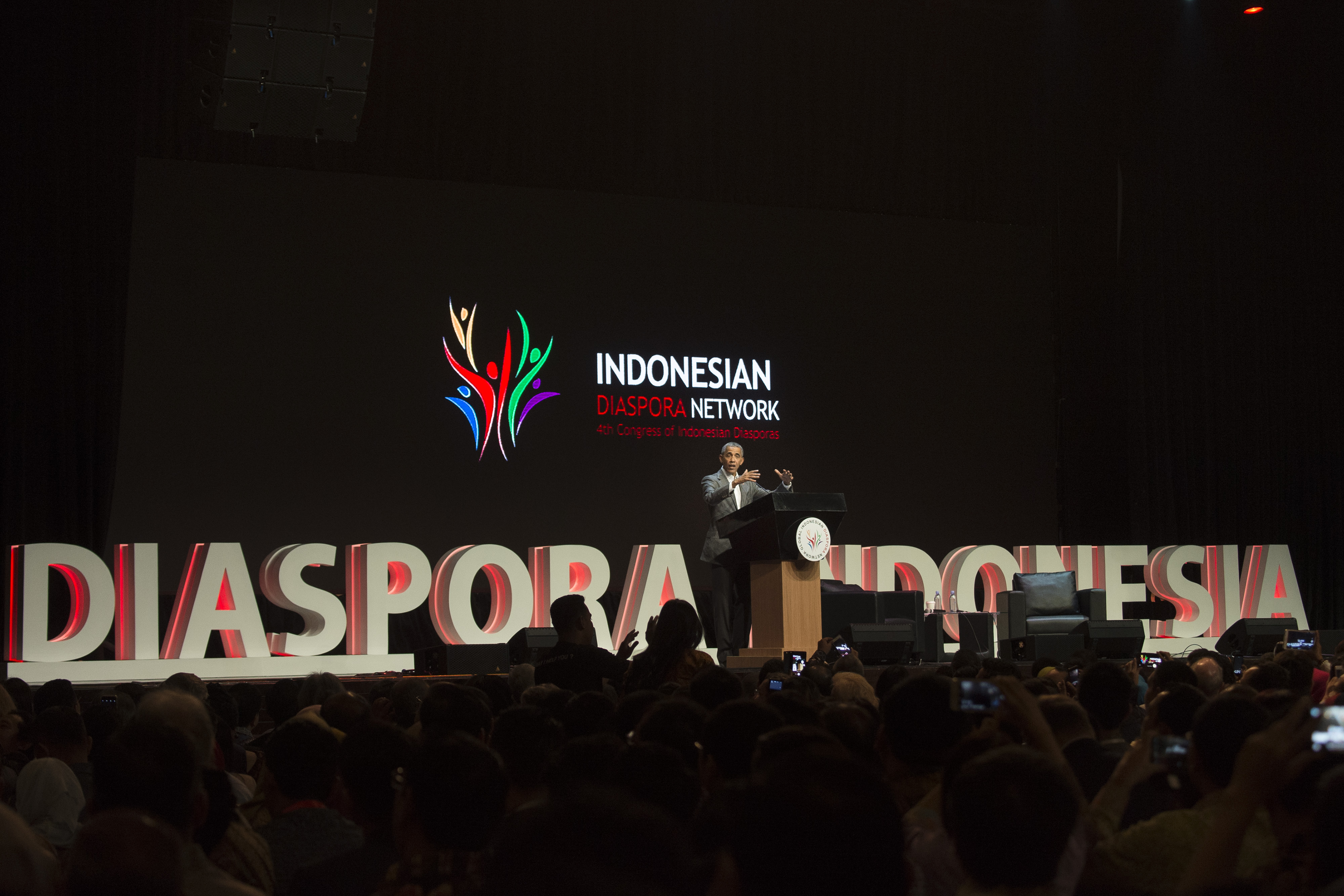 Mantan Presiden Amerika Serikat, Barack Obama, saat memberikan sambutan dalam Kongres Diaspora Indonesia.