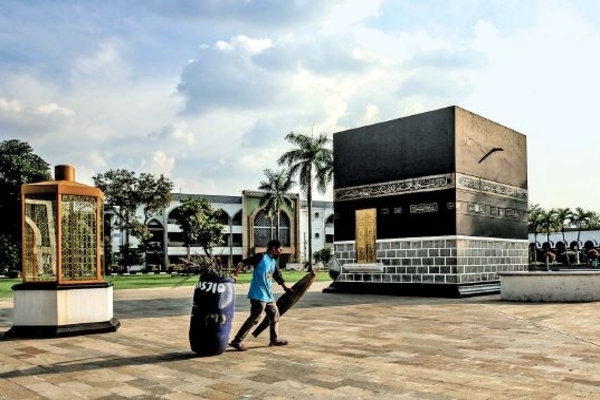 Petugas membersihkan area yang biasa digunakan untuk manasik haji di Asrama Haji Pondok Gede, Jakarta Timur, kemarin.