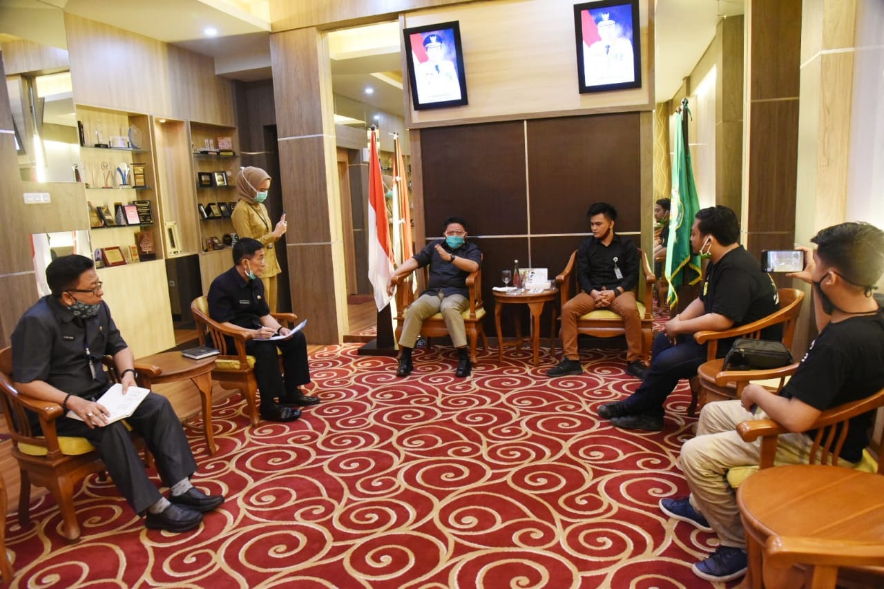 Gubernur Sumsel Heman Deru (empat dari kanan) dialog dengan sejumlah mahasiswa