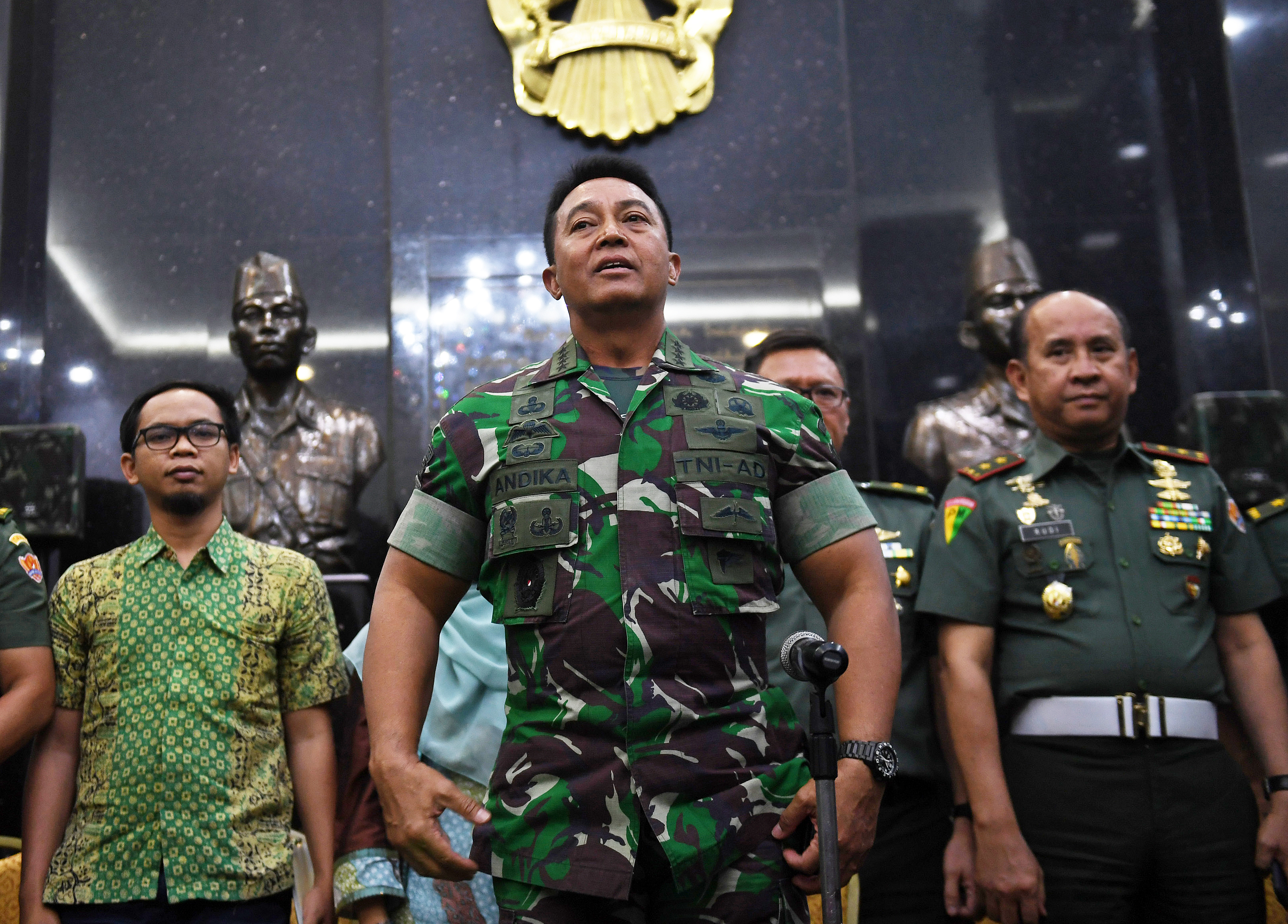 Kepala Staf TNI Angkatan Darat (Kasad) Jenderal TNI Andika Perkasa (tengah)
