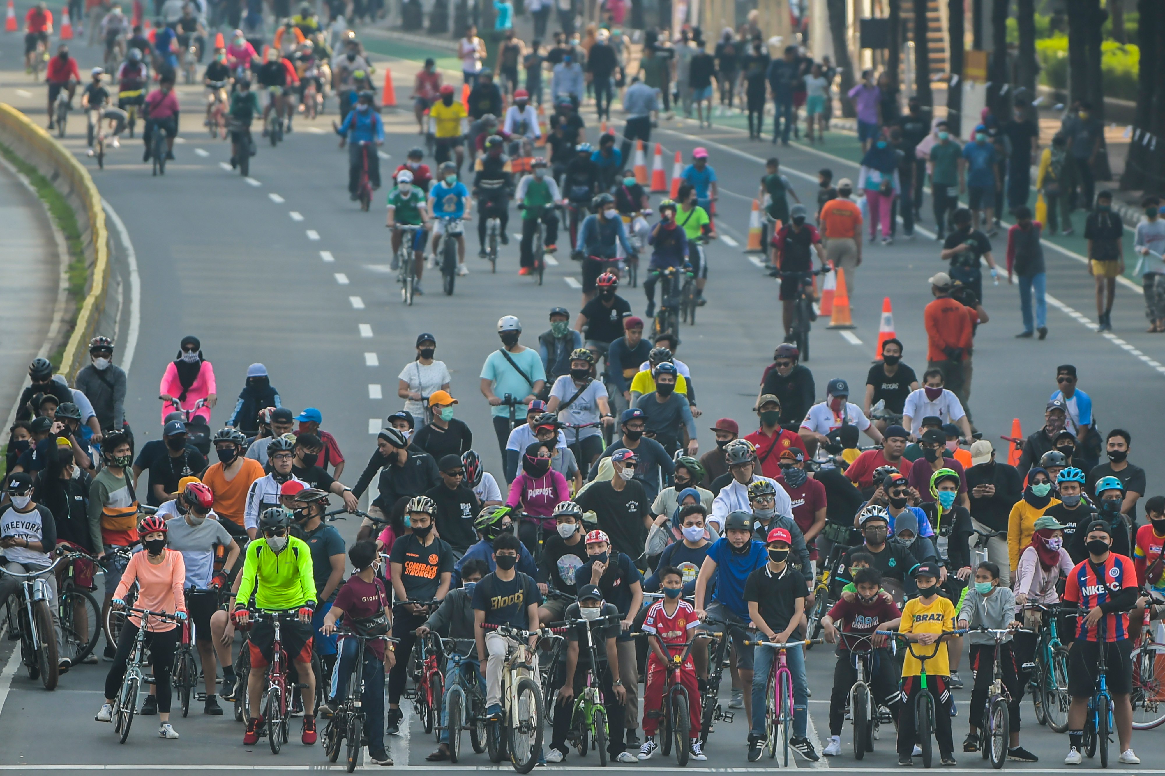 Warga berolahraga saat Hari Bebas Kendaraan Bermotor (HBKB) atau Car Free Day (CFD) di kawasan Jalan Sudirman Jakarta, Minggu (21/6).