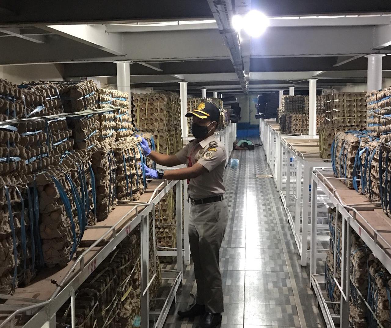 Telur-telur dari Sulawesi Utara dilakukan sertifikasi sebelum dibawa ke kapalkan untuk dipasarkan ke daerah lain.  