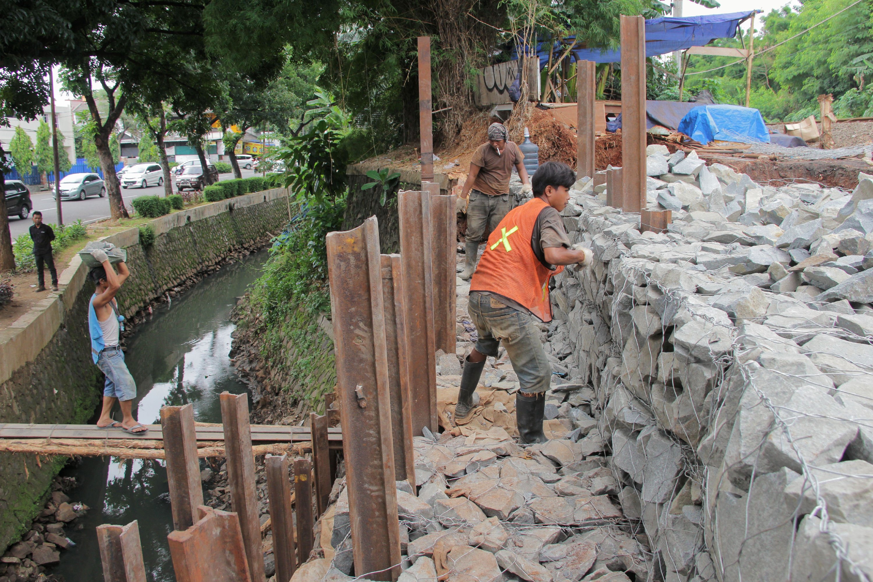 Para pekerja tengah mengerjakan di pinggri rel kereta api kawasan Bintaro, Pesanggrahan, Jakarta Selatan