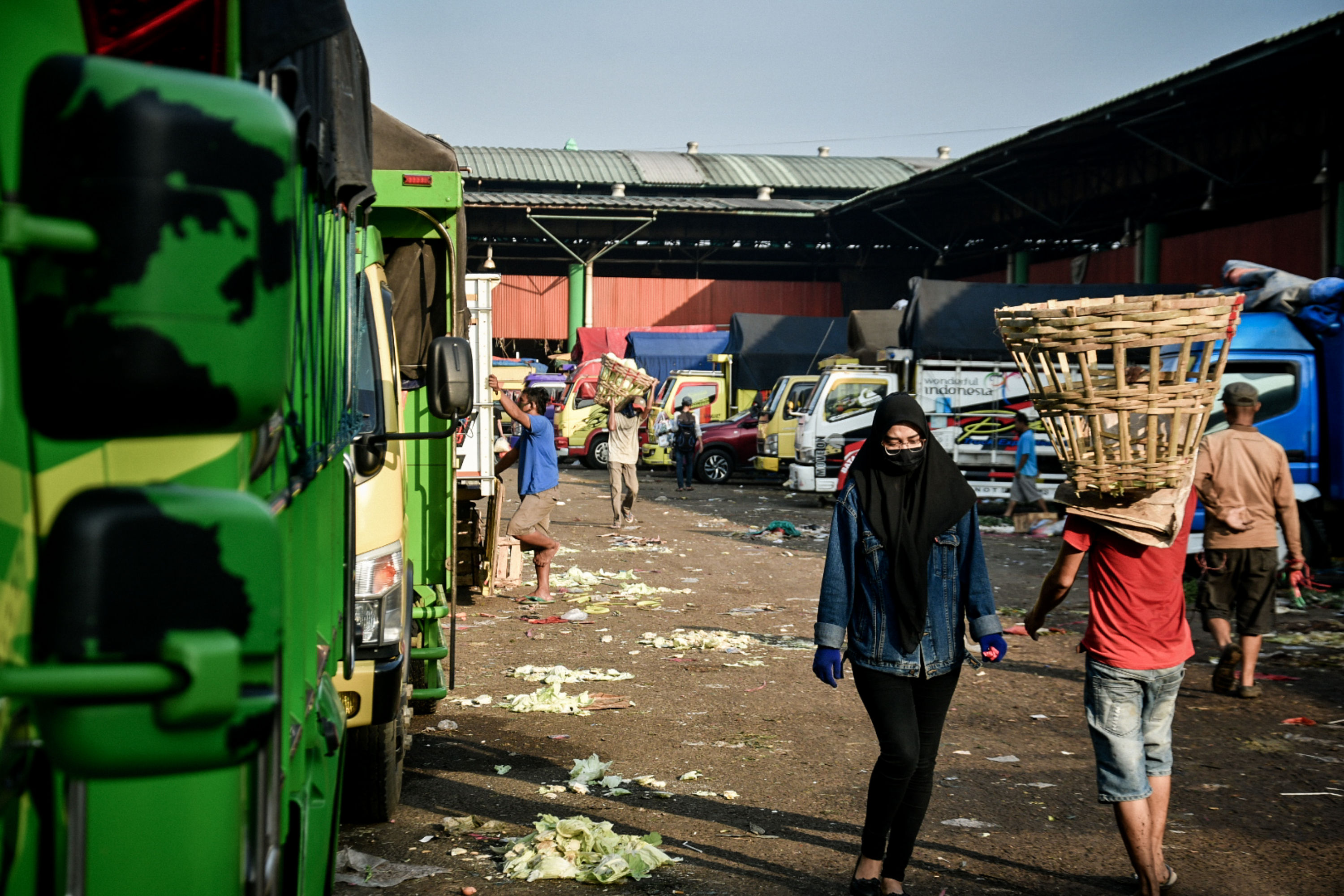  Warga mengangkut sayur di Pasar Kramat Jati, Jakarta, Minggu (21/6/2020).