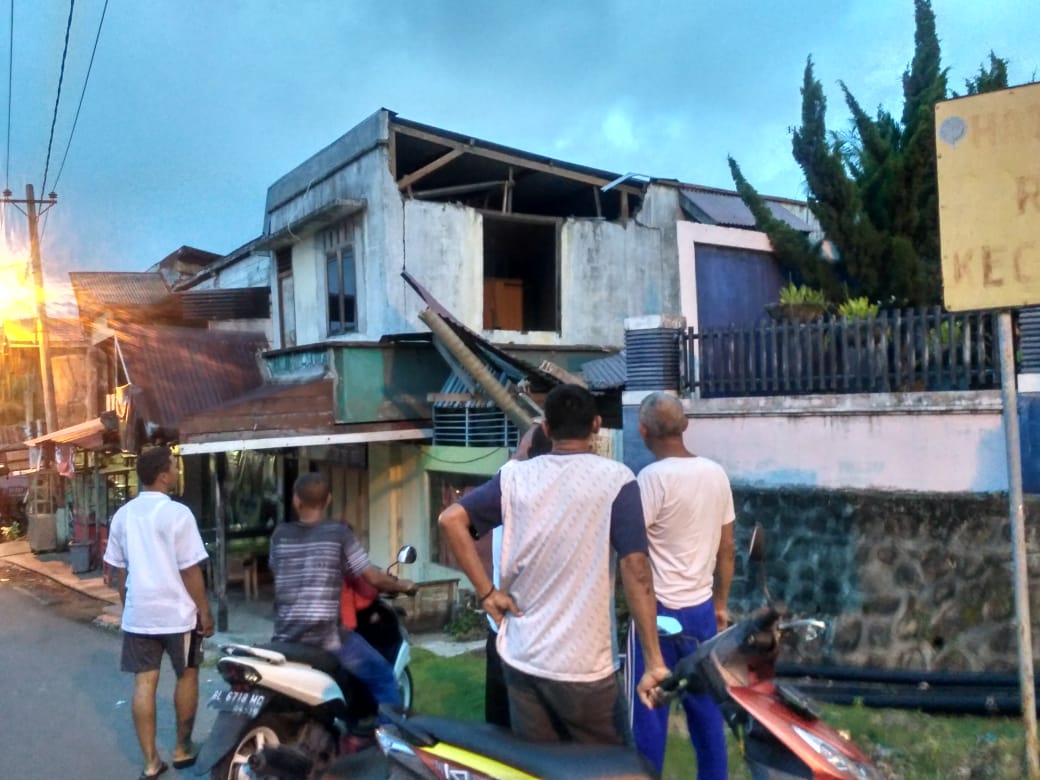 Warga keluar rumah dan menyaksikan adanya kerusakan bangunan akibat gempa di sesar besar Sumatra wilayah Aceh  Kamis (4/6/2020)