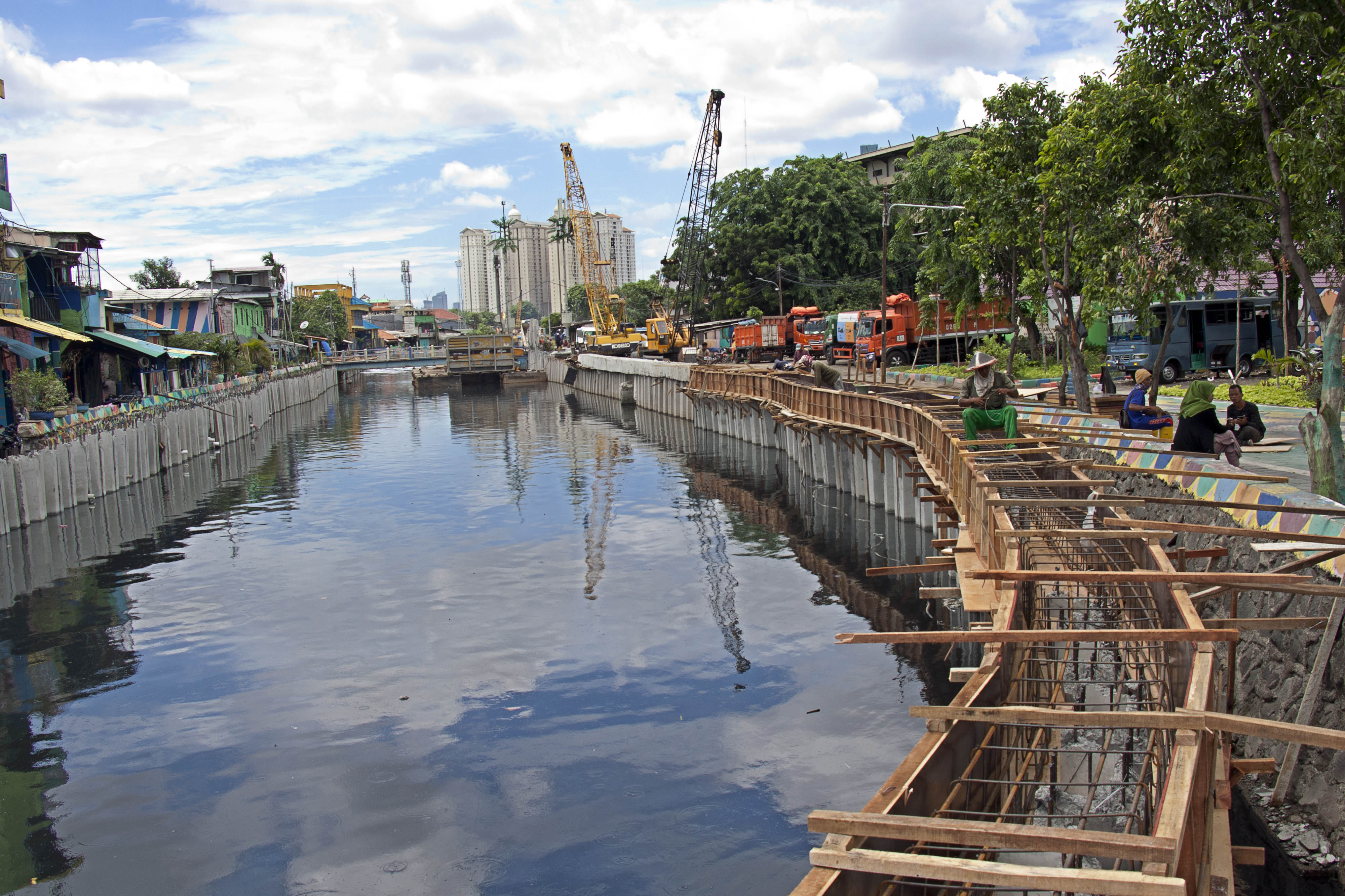 Pembangunan turap tersebut dilakukan untuk normalisasi kali dan untuk mencegah meluapnya air kali saat hujan deras