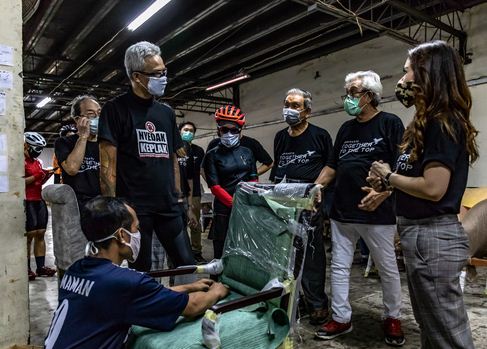 Gubernur Jateng Ganjar Pranowo (kiri) meninjau penerapan protokol kesehatan di pabrik furnitur di Demak, Jawa Tengah, Sabtu (30/5/2020).