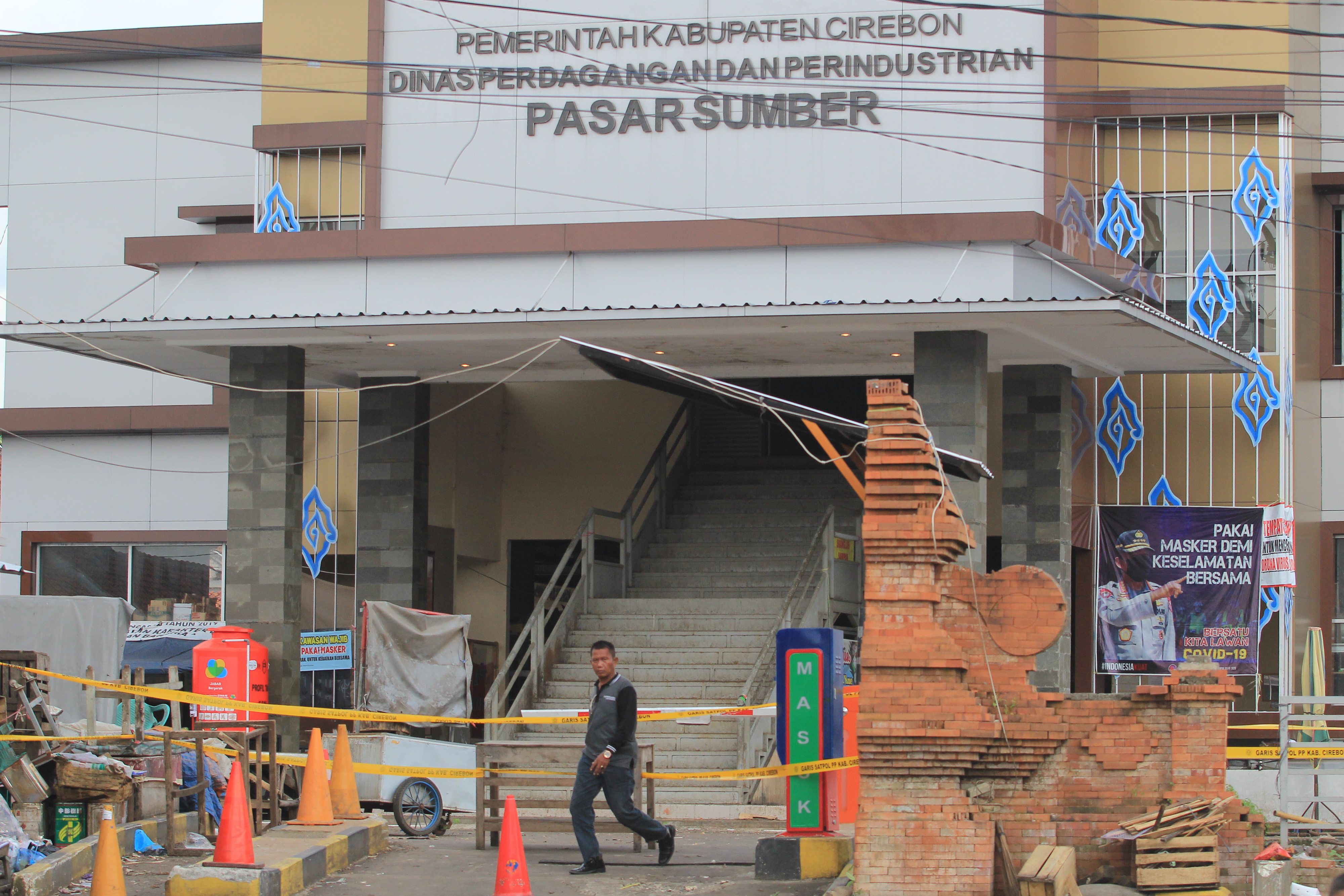 Pasar Sumber, salah satu pasar tradisional di Cirebon ditutup sementara karena beberapa pedagang di sana positif Covid-19.