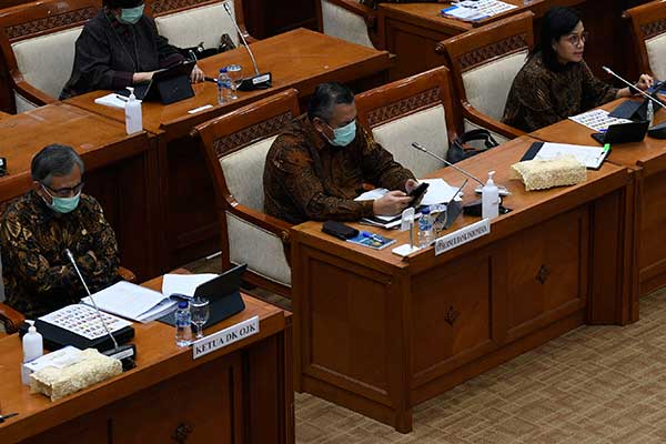 Ketua Dewan Komisioner Otoritas Jasa Keuangan Wimboh Santoso (kiri) mengikuti raker bersama Komisi XI DPR di Kompleks Parlemen, kemarin.