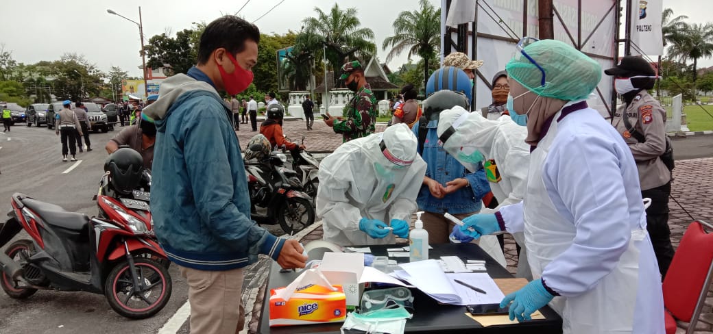 Pelaksanaan Rapid Test di Bundaran Palangka Raya