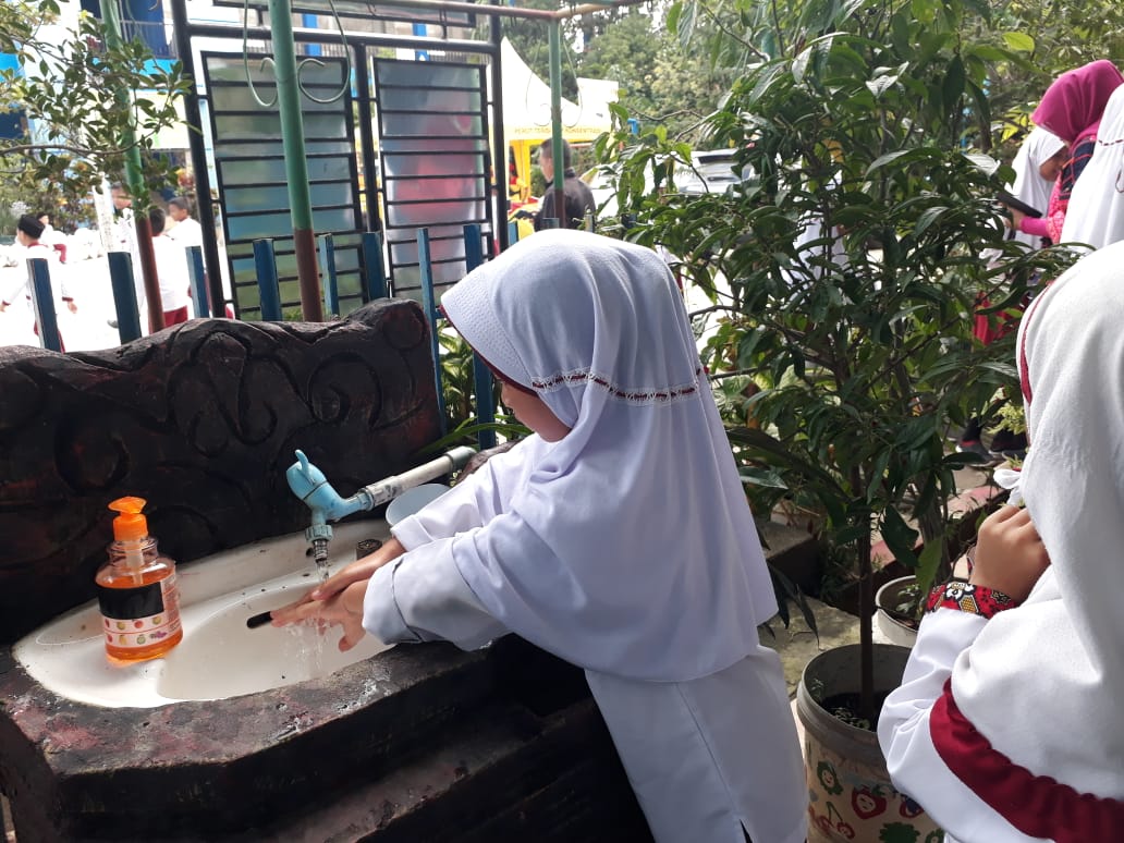 Siswa SD 33 Palembang mencuci tangan sebelum masuk kelas