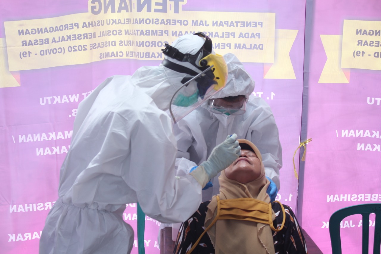 Pemkab Ciamis menggelar rapid test dan swab massal disejumlah tempat, hasilnya ditemukan pasutri OTG positif.