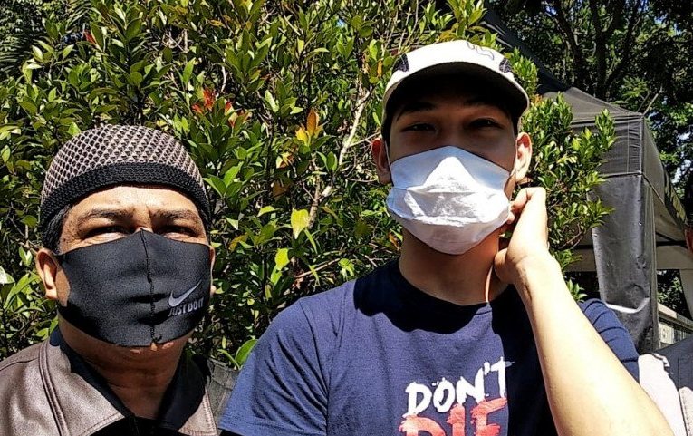 Youtuber Ferdian Paleka (kanan) setelah dibebaskan dari tahanan Polrestabes Bandung, di Bandung, Kamis (4/6).