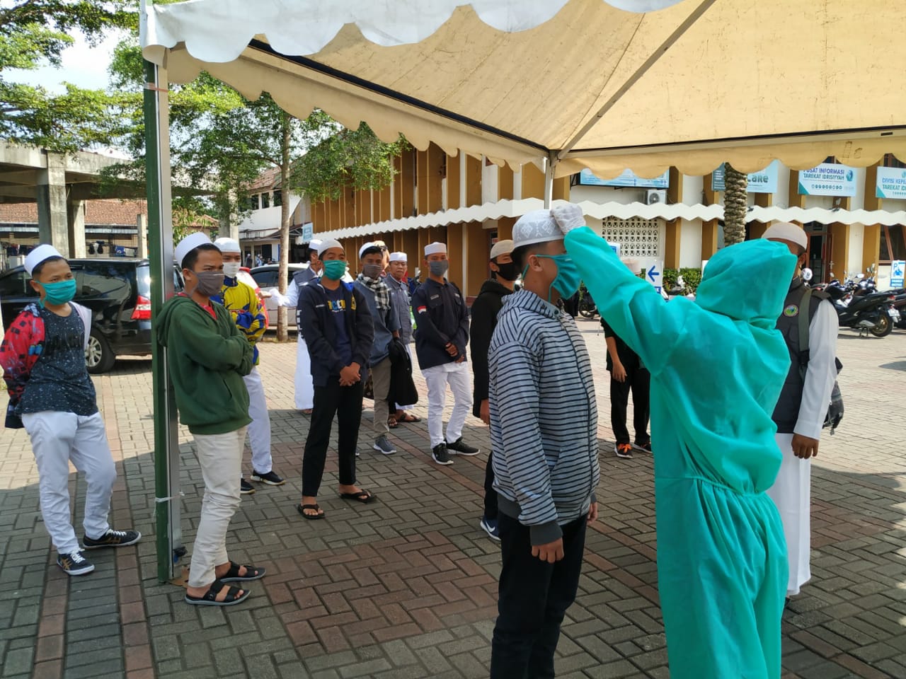  Rombongan santri dari luar daerah mulai berdatangan sejak kemarin hingga sekarang ke pesantren Al-Idrisiyyah dan dijemput dengan bus