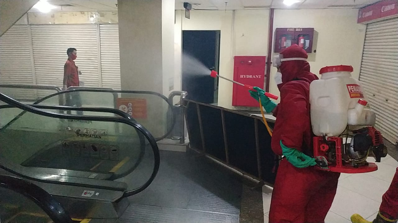 Petugas Sudin Gulkarmat Jakpus sedang melakukan penyemprotan disinfektan di Pasar Baru (5/6/2020)