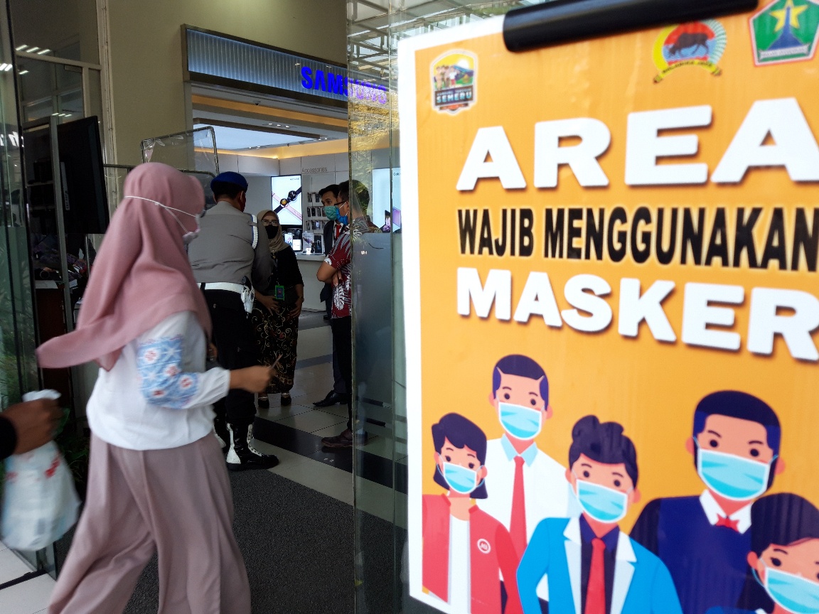 Spanduk penggunaan wajib masker ditempatkan di pintu masuk Malang Town Square (Matos) di Kota Malang, Jawa Timur. 