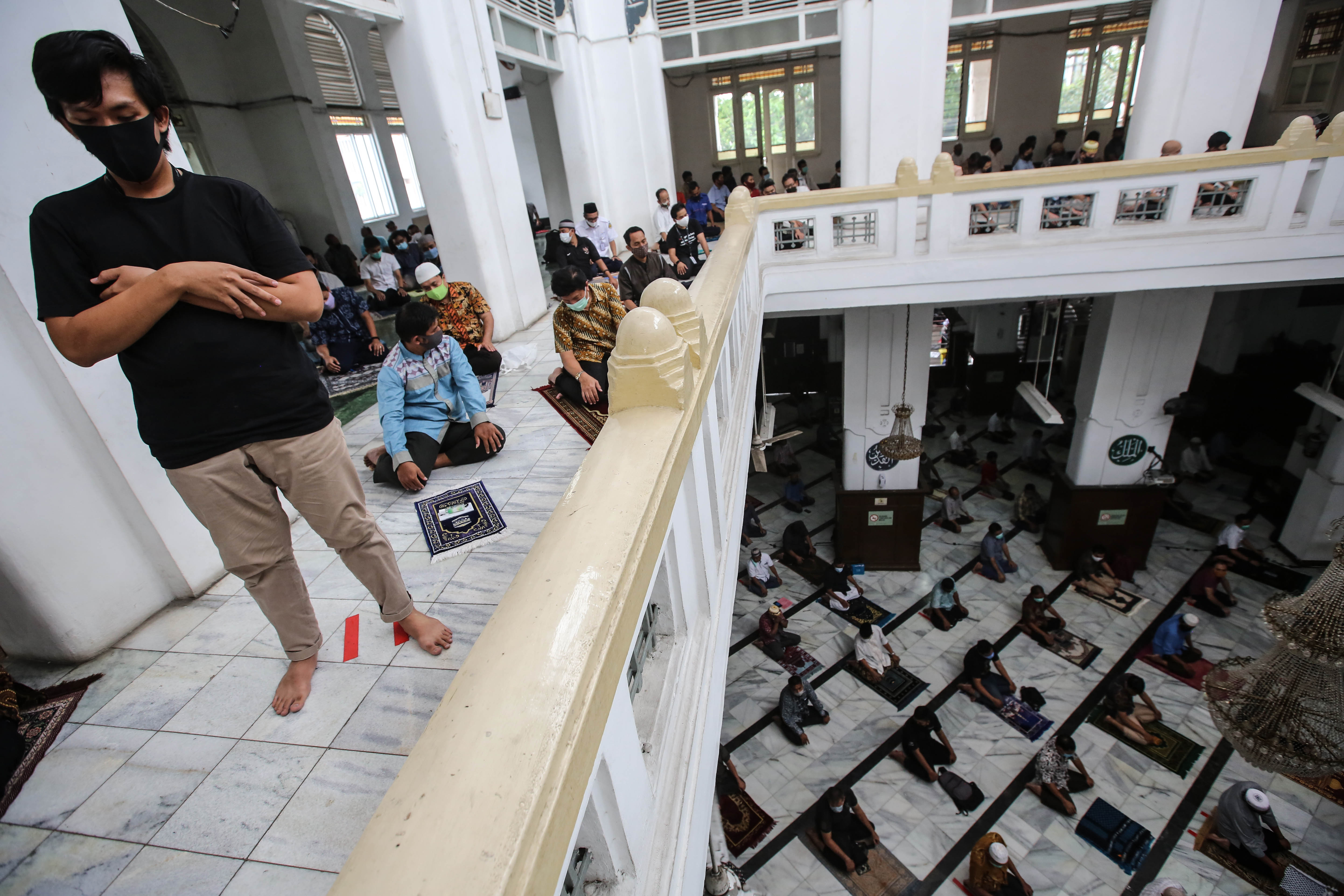 Umat Islam melaksanakan salat Jumat di Masjid Cut Meutia, Jakarta Pusat