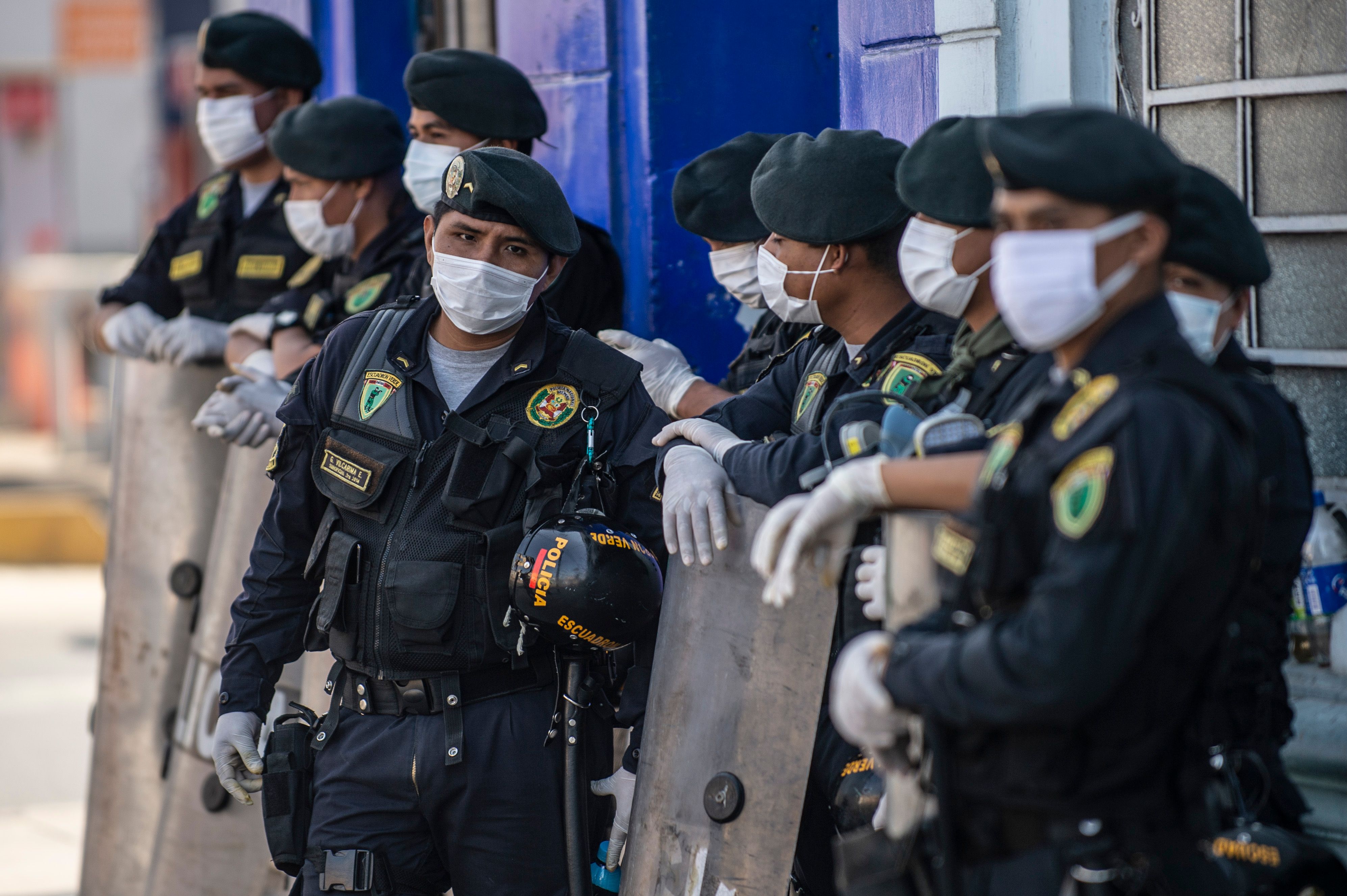 Polisi Peru memakai masker sedang berjaga di pasar Caqueta, Lima  
