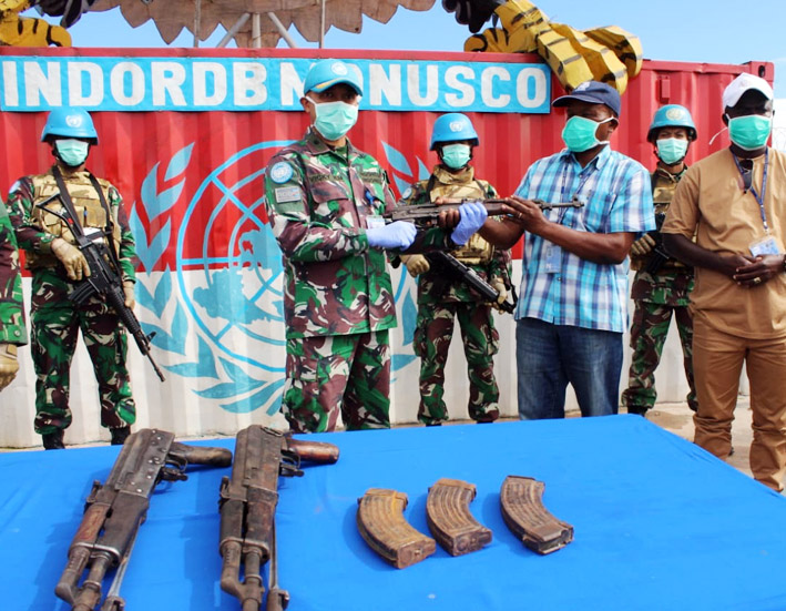 Perwira Satgas TNI Konga XXXIX-B RDB Monusco menerima senjata laras panjang jenis AK-47 dari mantan kombatan MM Usaeni Kelopok Kadongo