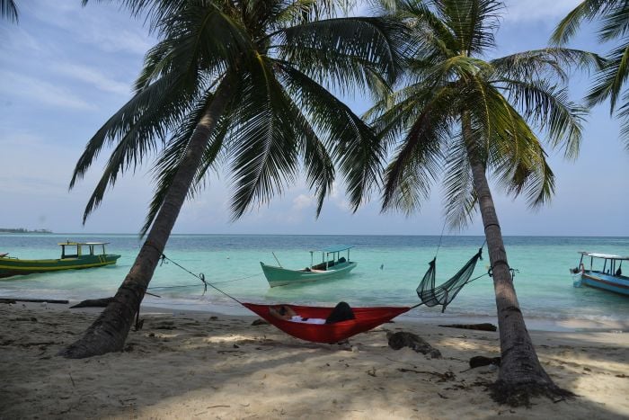 Pengunjung menikmati suasana pantai di Pulau Panjang, Kecamatan Pulau Banyak, Kabupaten Aceh Singkil, Aceh.  