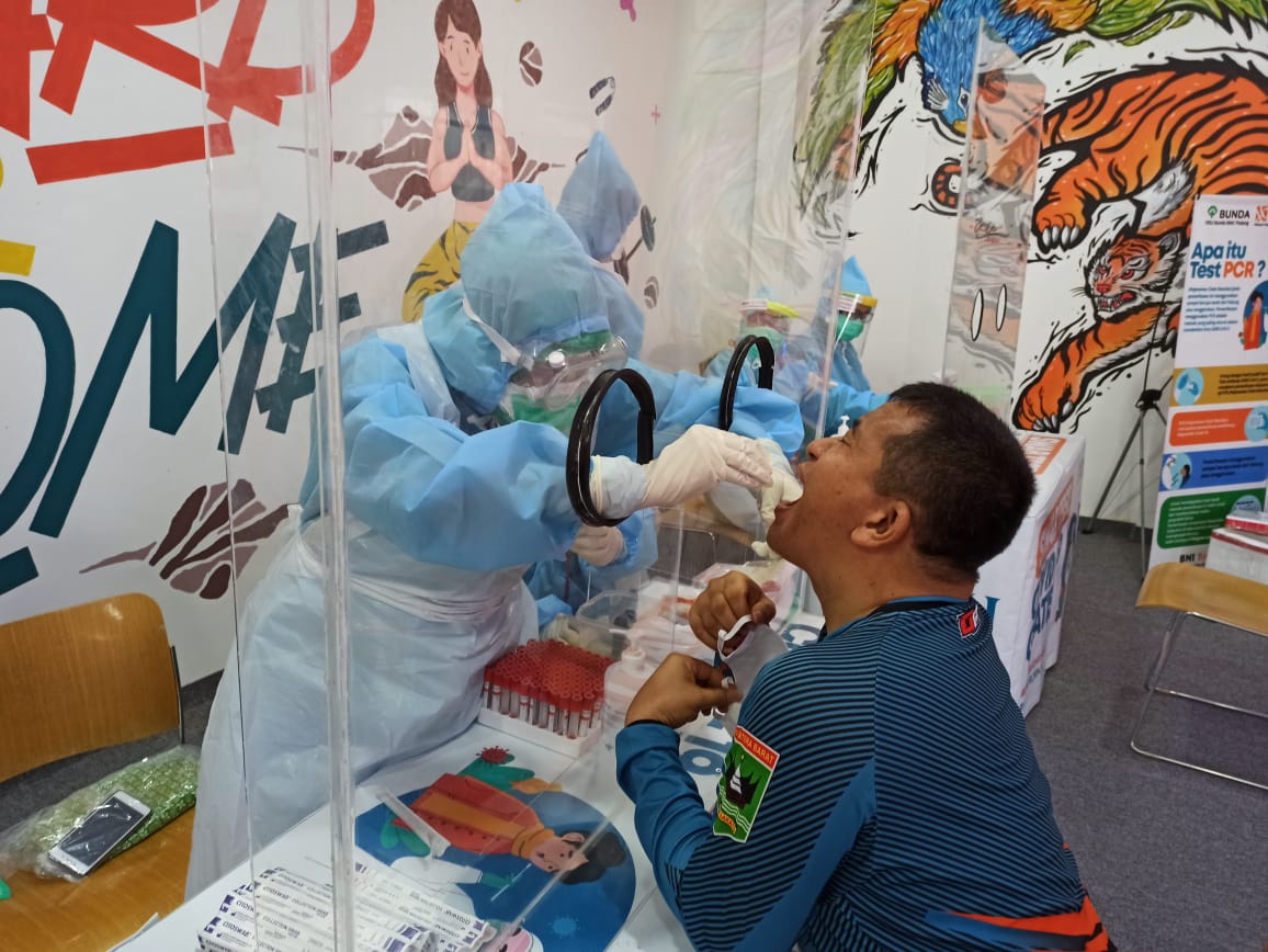 Petugas kesehatan melakukan swab test  kepada warga di Kota Padang, Sumatra Barat. Swab test gratis persembahan BUMN. 