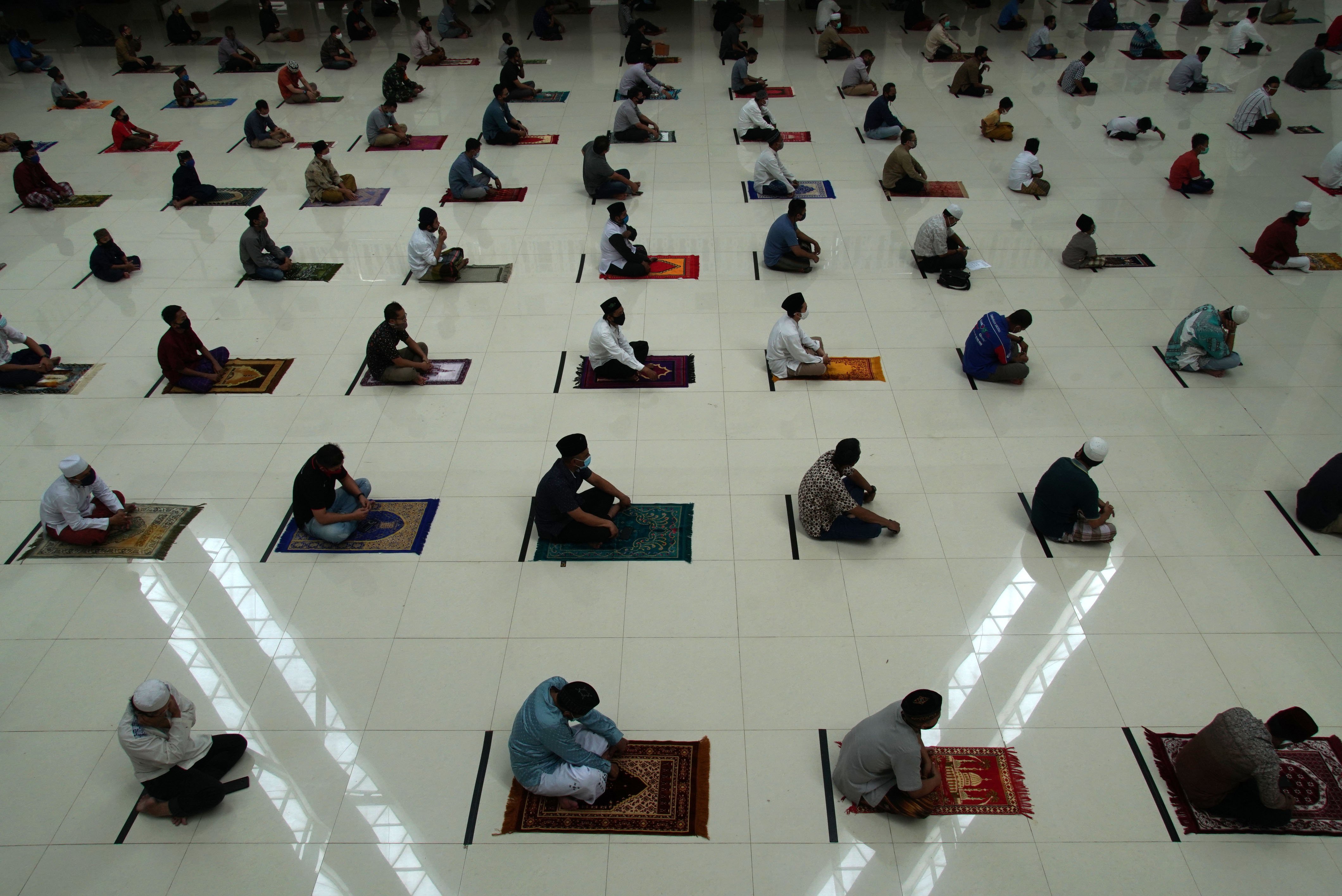  Umat Islam melaksanakan salat Jumat di Masjid Raya KH. Hasyim Asy'ari, Jakarta Barat, Jumat (5/6).