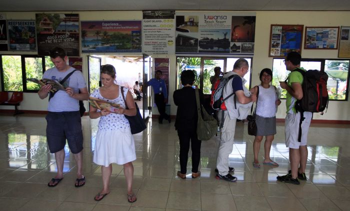 Wisatawan domestik dan asing memadati Bandara Labuan Bajo, Nusa Tenggara Timur.