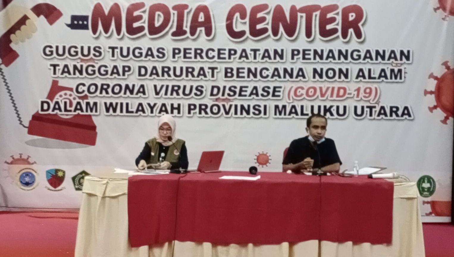 Juru Bicara Covid-19 Maluku Utara dr Alwia Asagaf (kiri) menjelaskan ada 13 dokter, ketua DPRD dan satu anggota DPRD positif covid-19