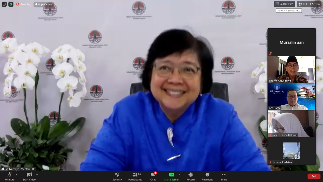 Menteri LHK Siti Nurbaya mengikuti acara halal bihalan online online yang diselenggarakan Himpunan Alumni Program Studi Lingkungan IPB. 