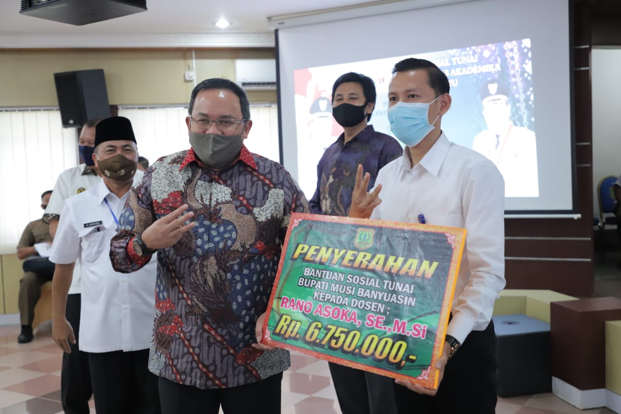 Bupati Banyuasin Dr.H. Dodi Reza Alex Licon, MBA menyerahkan bantuan kepada dosen Rano Asoka, SE, MSi.