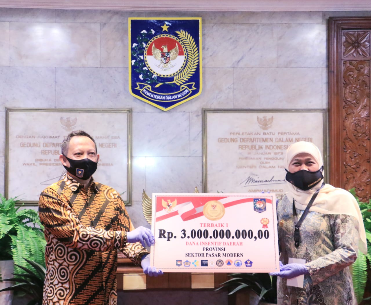  Gubernur Jawa Timur Khofifah Indar Parawansa terima penghargaan dari Mendagri Tito Karnavian.