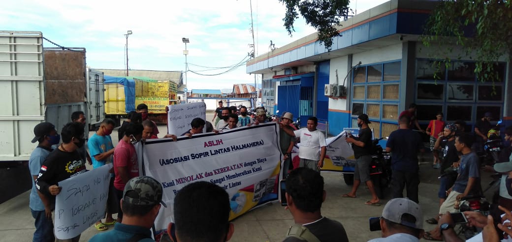 Massa dari Asosiasi Sopir Lintas Halmahera (ASLIH) Maluku Utara, demo di Pelabuhan Feri BastionTernate karena biaya rapid tes mahal.