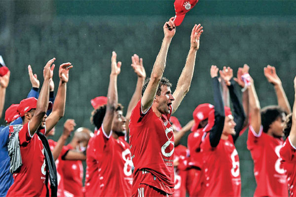 Pemain Bayern Muenchen merayakan keberhasilan memenangi Bundesliga musim ini setelah unggul 1-0 atas tuan rumah Werder Bremen