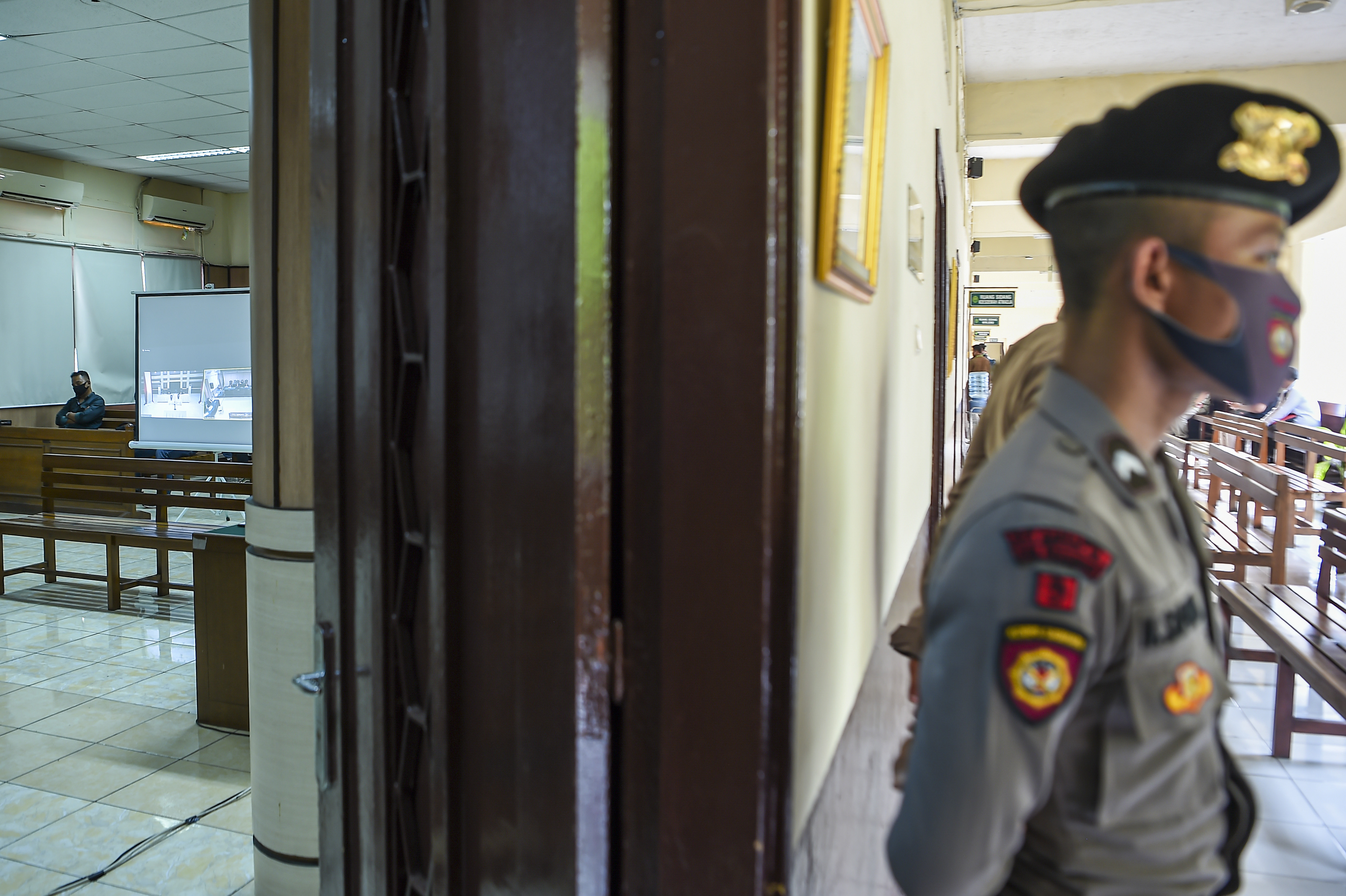 Personel Kepolisian Polda Metro Jaya berjaga di depan ruang sidang tuntutan kasus penyiraman air keras terhadap penyidik KPK Novel Baswedan.