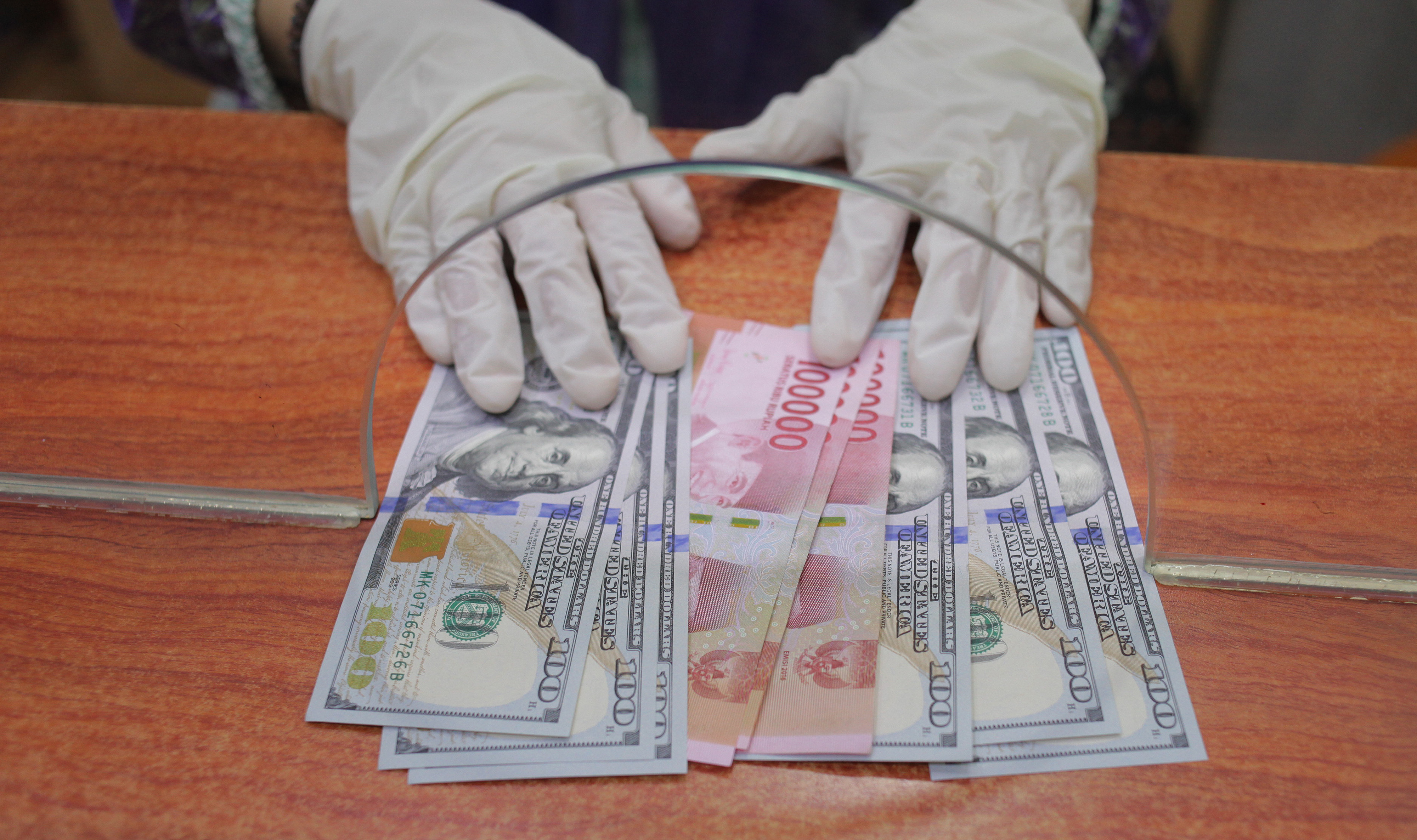 NILAI tukar (kurs) rupiah yang ditransaksikan antarbank di Jakarta pada Rabu pagi melemah mendekati level psikologis Rp14.000 per dolar AS.