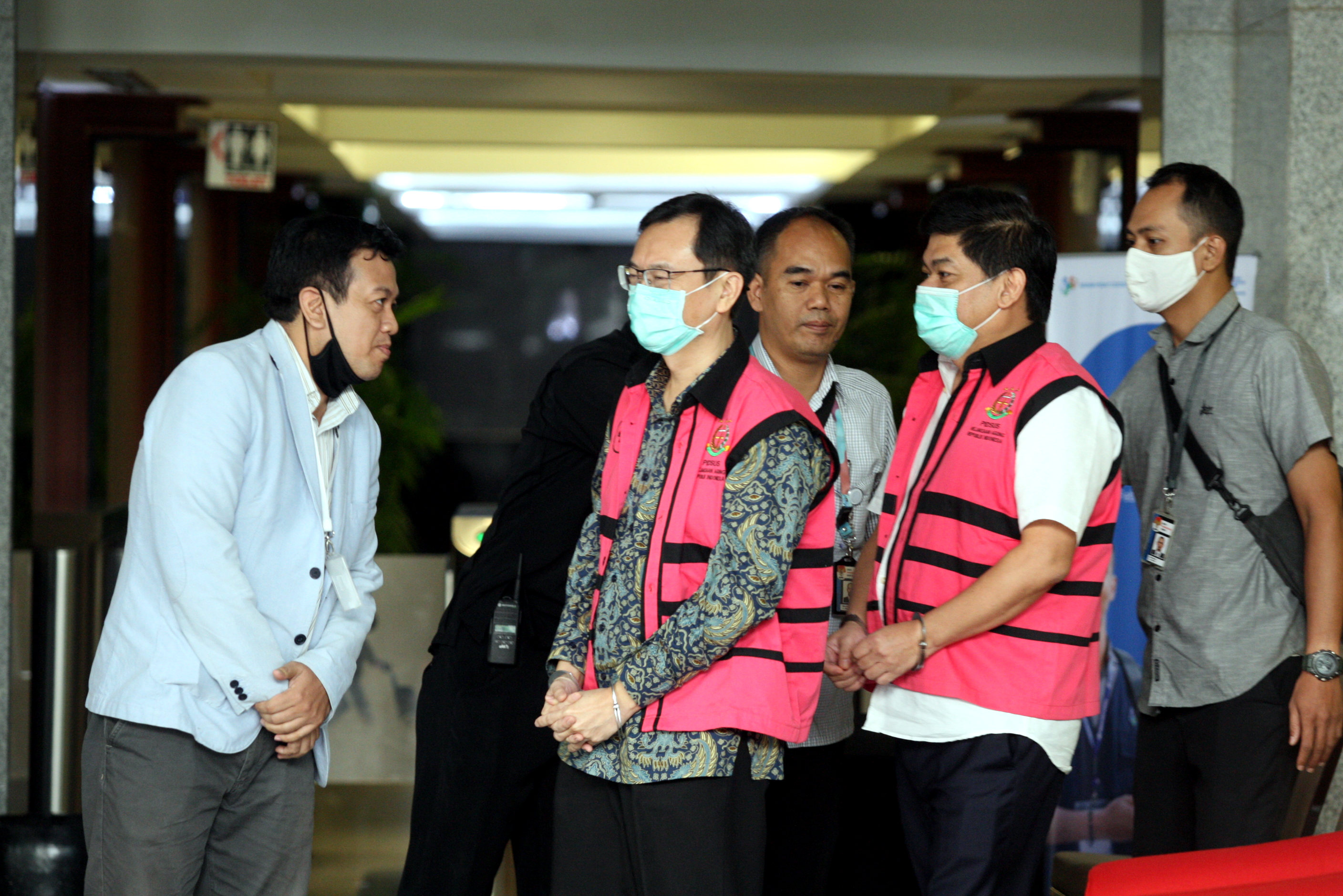 Dirut PT Hanson International Benny Tjokrosaputro (kedua dari kiri) bersama Komisaris Utama PT Trada Alam Minera Heru Hidayat (kedua dari ka