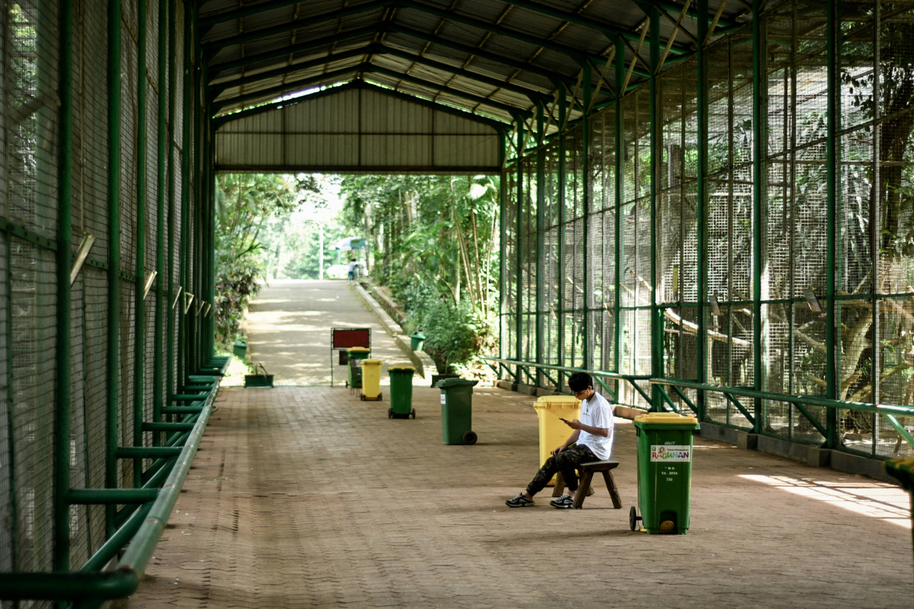 Suasana sepi saat hari ke-2 usai dibuka kembalinya Taman Margasatwa Ragunan, Jakarta Selatan, Minggu (21/6).