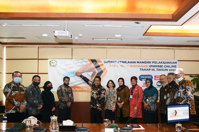 Sekjen DPR RI Indra Iskandar beserta para pejabat lingkungan Setjen DPR RI melakukan Submit PMPRB Online Tahap 3, Tahun 2020, Jumat (26/6).